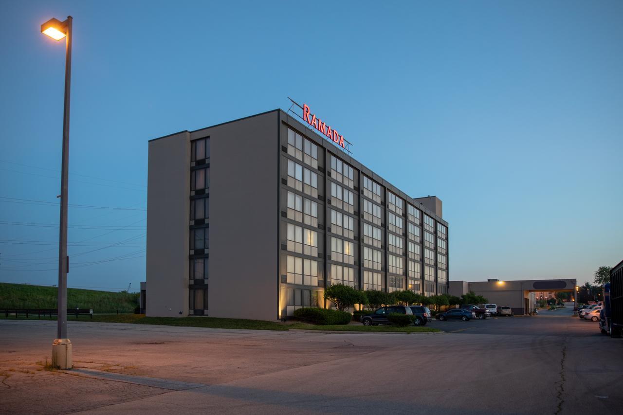 Отель Ramada By Wyndham Сидар-Рапидс Экстерьер фото